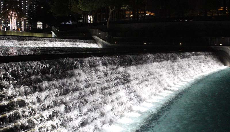 09. Fall-Burj-Khalifa-Cascade01