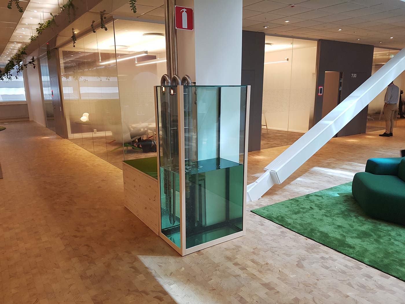 Aquascript HDT-5m-interactive-for-TELIASONERA-Sweden-03-free-standing-glass-water-tank